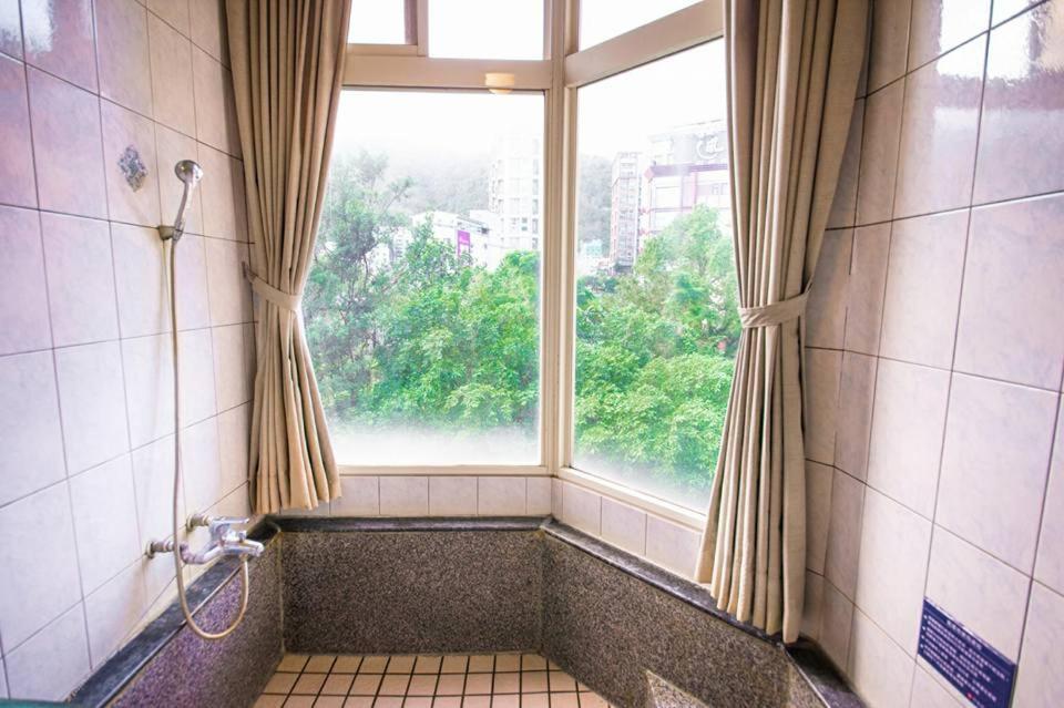 Aoike Hot Spring Hotel Джиаоси Екстериор снимка