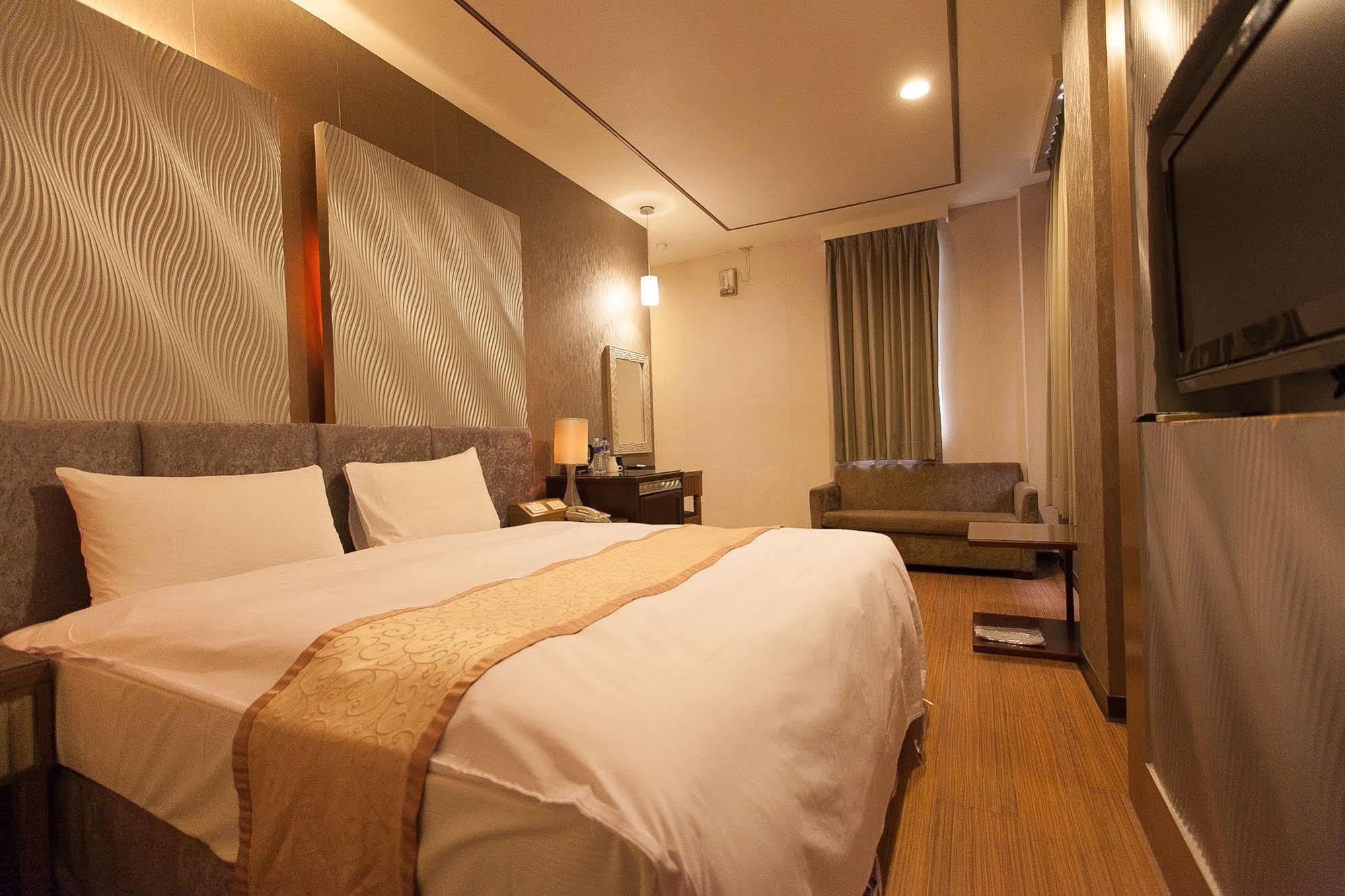 Aoike Hot Spring Hotel Джиаоси Екстериор снимка